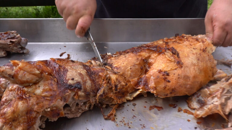 Αρνί στη σούβλα παραδοσιακά, για την Κυριακή του Πάσχα