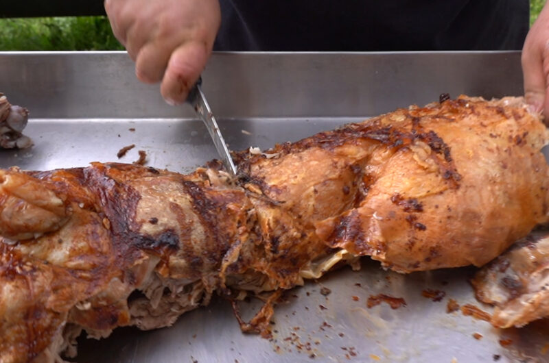 Αρνί στη σούβλα παραδοσιακά, για την Κυριακή του Πάσχα