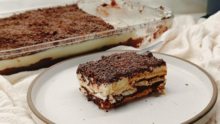 Μπισκοτογλυκό εύκολο με τέσσερα υλικά, έτοιμο σε δέκα λεπτά!