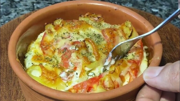 Μπουγιουρντί παραδοσιακό σε πήλινο με φέτα, καυτερή πιπεριά και τομάτα