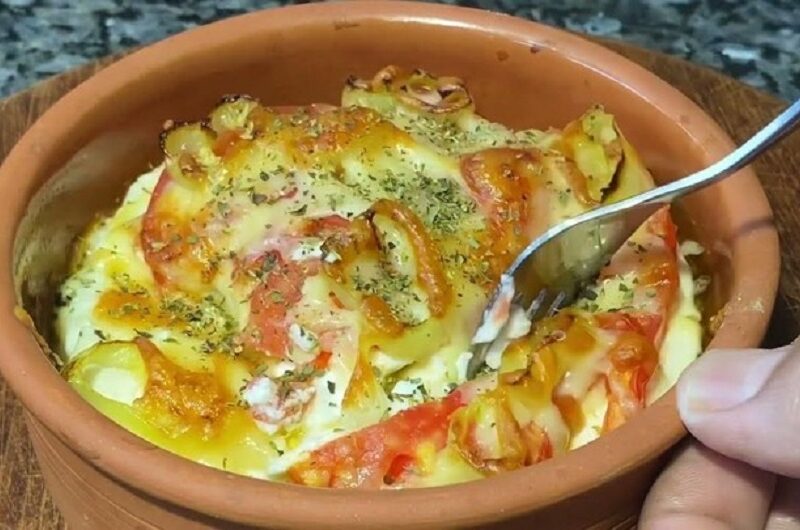 Μπουγιουρντί παραδοσιακό σε πήλινο με φέτα, καυτερή πιπεριά και τομάτα