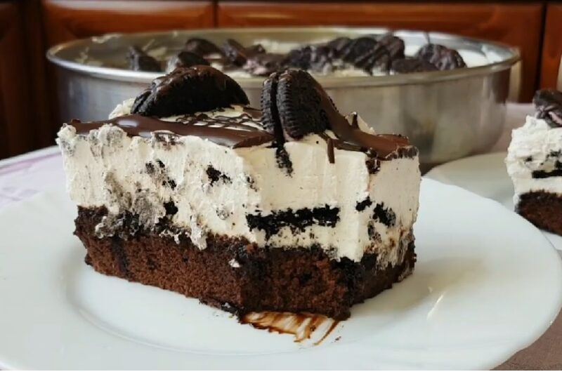 Πάστα ταψιού, με βάση brownies και κρέμα με oreo φράουλα!