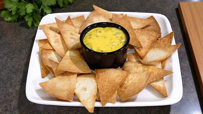 Το πιο εύκολο σπιτικό dip τυριών για πατάτες, burgers ή nachos, έτοιμο σε πέντε λεπτά!