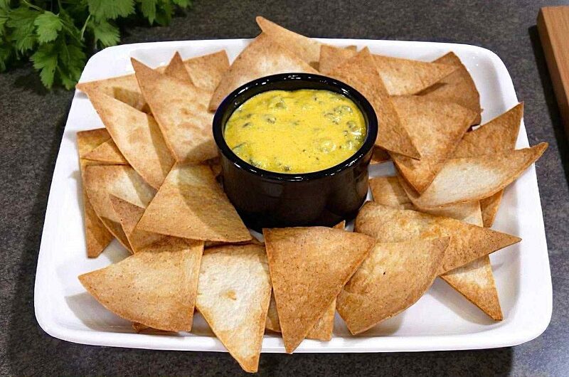 Το πιο εύκολο σπιτικό dip τυριών για πατάτες, burgers ή nachos, έτοιμο σε πέντε λεπτά!