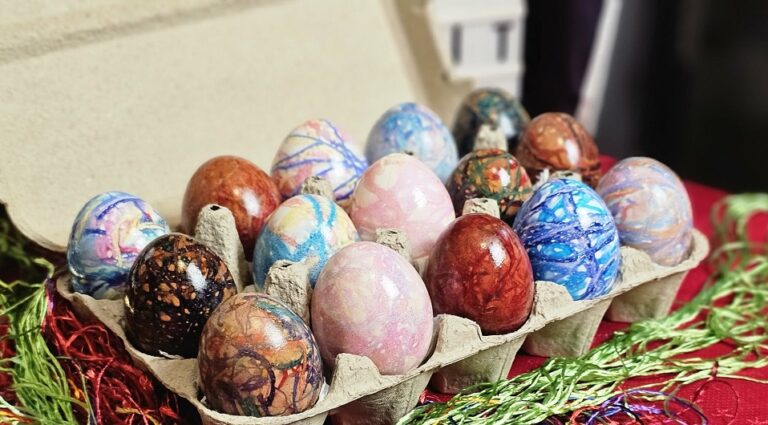 Πασχαλινά αυγά βαμμένα με κλωστές φλος σαν πίνακες ζωγραφικής, οικολογικό και μη τοξικό βάψιμο!
