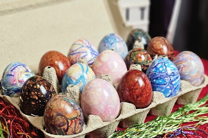 Πασχαλινά αυγά βαμμένα με κλωστές φλος σαν πίνακες ζωγραφικής, οικολογικό και μη τοξικό βάψιμο!