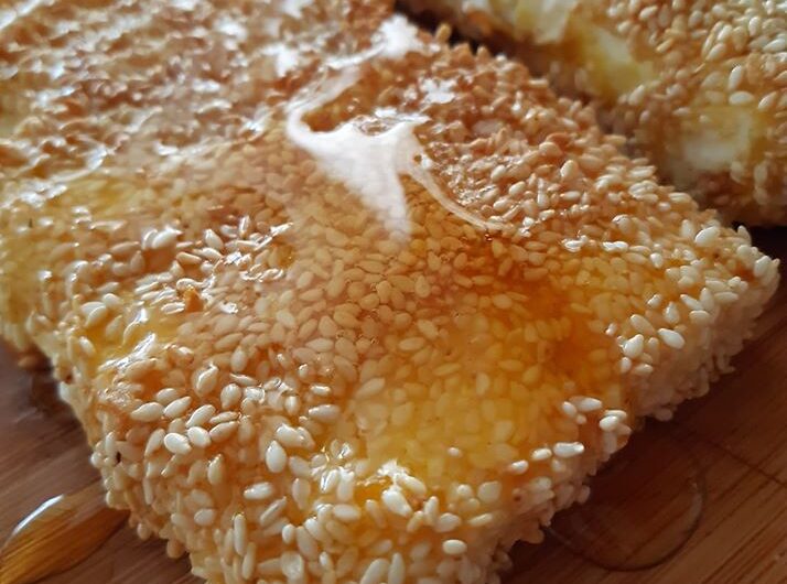 Φέτα με σουσάμι και μέλι