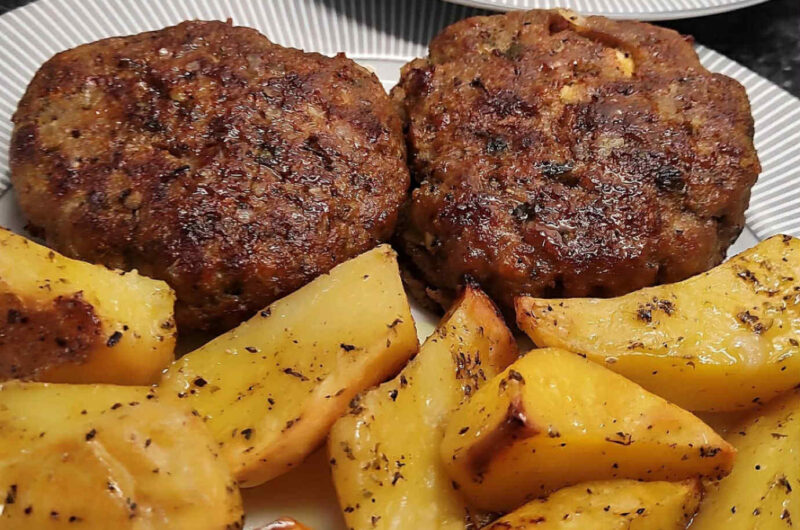 Ζουμερά γεμιστά μπιφτέκια με τραγανές πατάτες φούρνου!