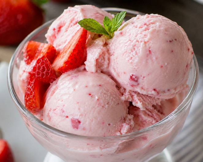 Παγωμένο γιαούρτι με φράουλα (frozen yogurt)