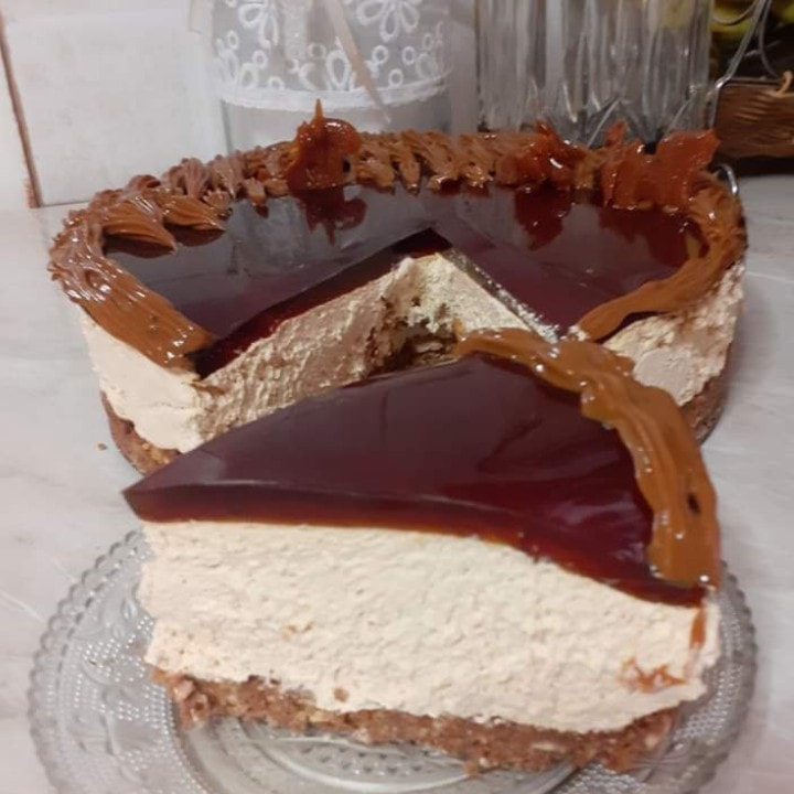 Εύκολο γλυκό, με μπισκοτένια βάση και γλάσο καραμέλας