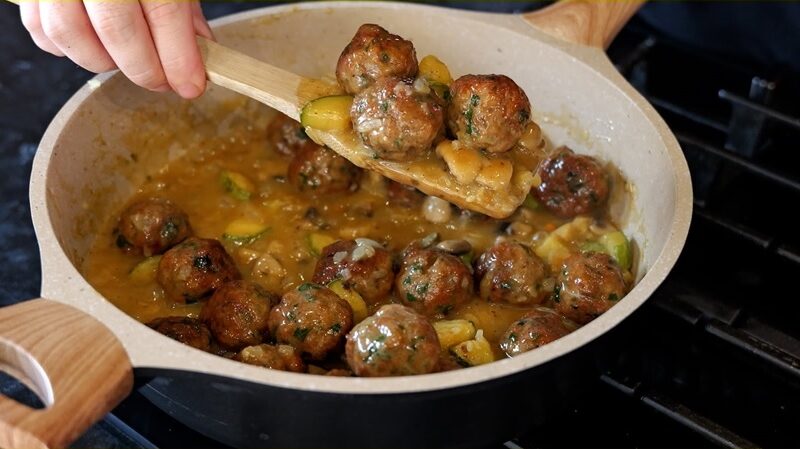 Αφράτα κεφτεδάκια με λαχανικά και λαχταριστή λεμονάτη σάλτσα της γιαγιάς!