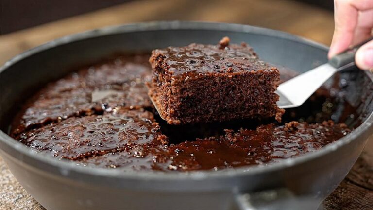 Το αφράτο και σοκολατένιο κέικ, που γίνεται μέσα σε ένα τηγάνι!