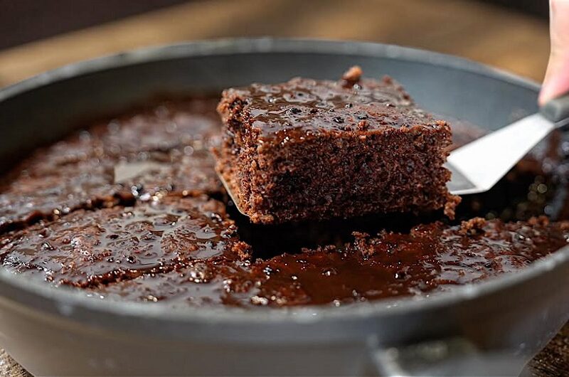 Το αφράτο και σοκολατένιο κέικ, που γίνεται μέσα σε ένα τηγάνι!