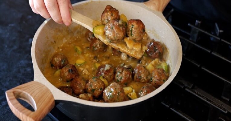 Κεφτεδάκια αφράτα με λαχανικά και λεμονάτη σάλτσα της γιαγιάς!