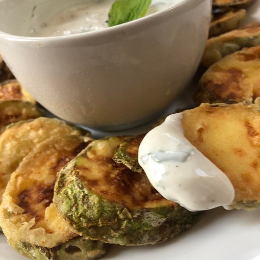 Τα πιο τραγανά τηγανητά κολοκυθάκια, με δροσερή σως!