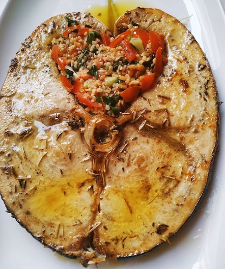 Ξιφίας στη λαδόκολλα και σαλάτα πλιγούρι ταμπουλέ!