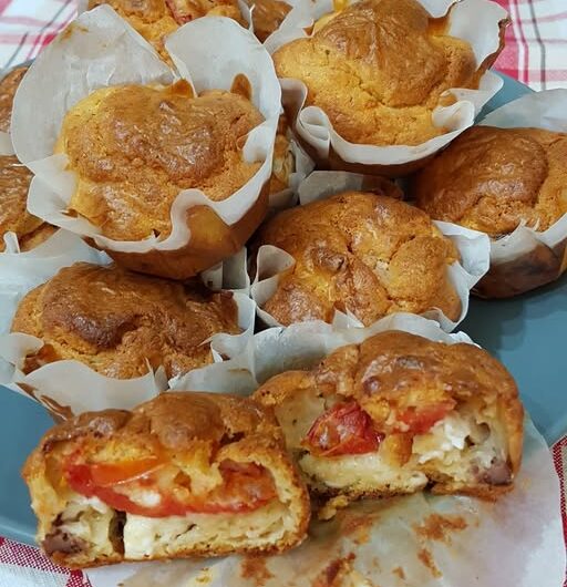 Υπέροχα muffins με τυρί, τομάτα και ελιά!