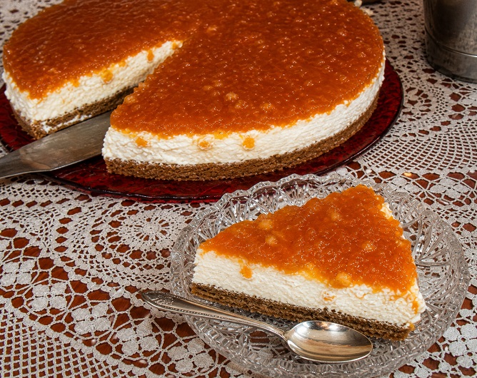 Cheesecake με μήλα καραμελωμένα και μπισκότα κανέλας