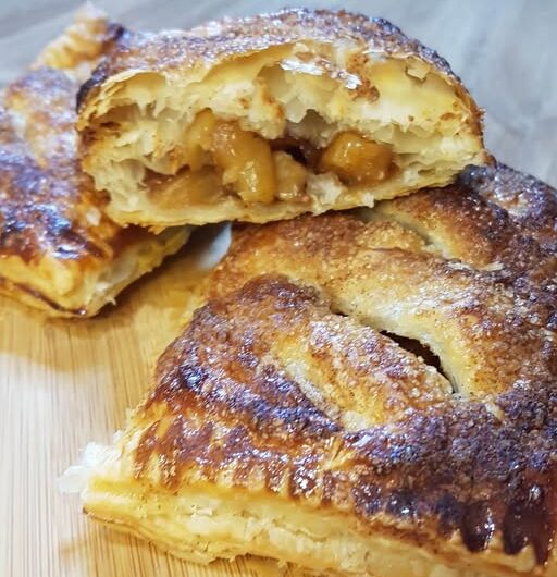 Εύκολες μηλόπιτες με τραγανή σφολιάτα, ζουμερές στη γέμιση