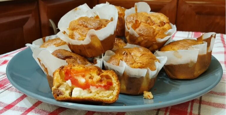 Υπέροχα muffins με τυρί, τομάτα και ελιά!