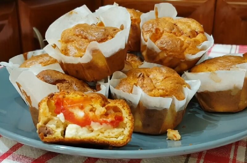Υπέροχα muffins με τυρί, τομάτα και ελιά!