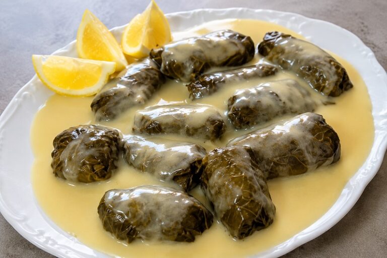 Ντολμαδάκια με κιμά και σάλτσα αυγολέμονο!