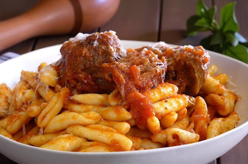 Τέλειο κοκκινιστό με ζυμαρικά, γίνεται λουκούμι χωρίς κόπο!