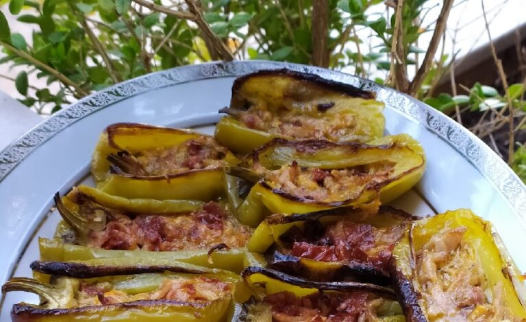 Πιπεριές γεμιστές με μπέικον, λιαστή τομάτα και πέστο βασιλικού