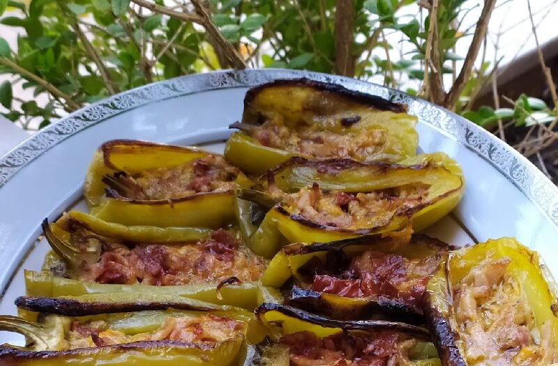 Πιπεριές γεμιστές με μπέικον, λιαστή τομάτα και πέστο βασιλικού