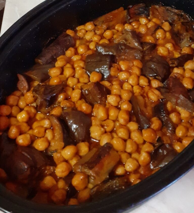 Ρεβίθια με μελιτζάνες στη γάστρα