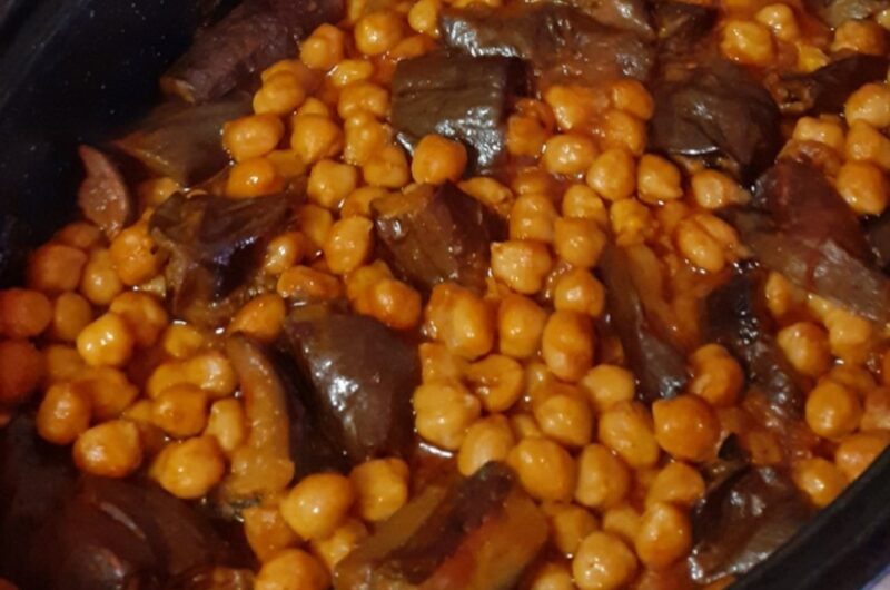 Ρεβίθια με μελιτζάνες στη γάστρα