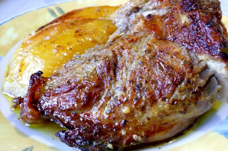 Χοιρινή σπάλα στο φούρνο, με πατατούλες!