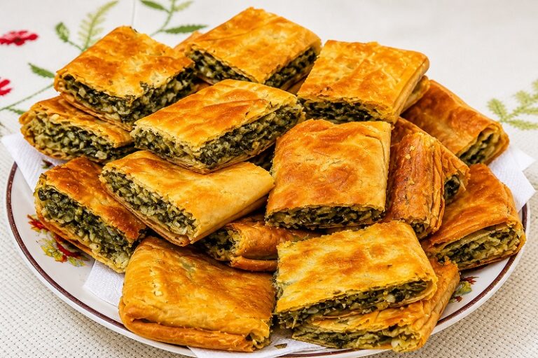 Σπανακόπιτα με χειροποίητο φύλλο και χόρτα