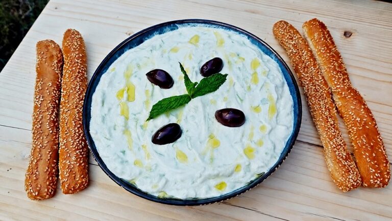 Τζατζίκι, γιαουρτοσκόρδιο σπιτικό και παραδοσιακό!!!