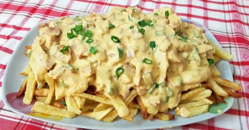 Τηγανιτές πατάτες με πικάντικη σάλτσα κοτόπουλου