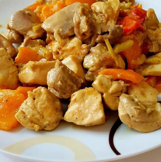 Υπέροχη τηγανιά κοτόπουλου, με πολύχρωμες πιπεριές