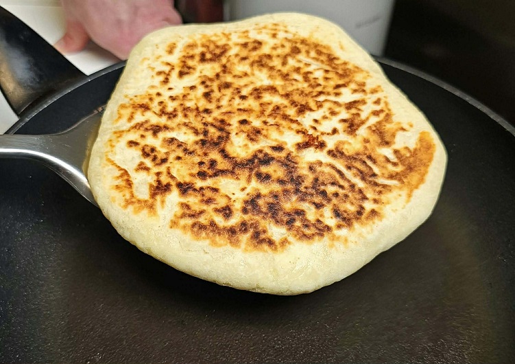 Τυρόψωμα, με μέλι και σουσάμι!