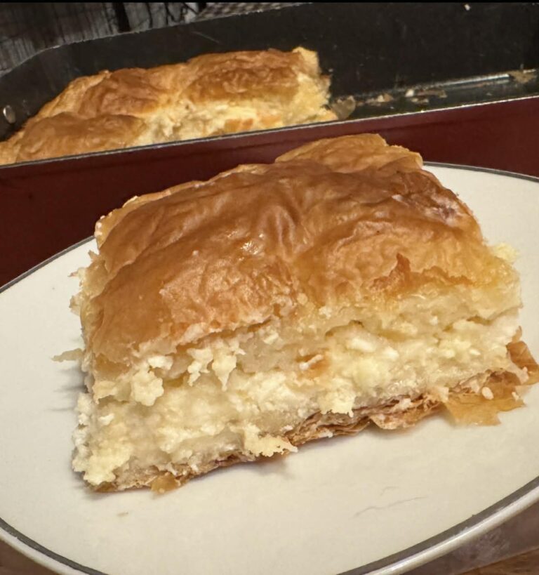 Κρεμώδης απολαυστική τυρόπιτα με μπεσαμέλ!