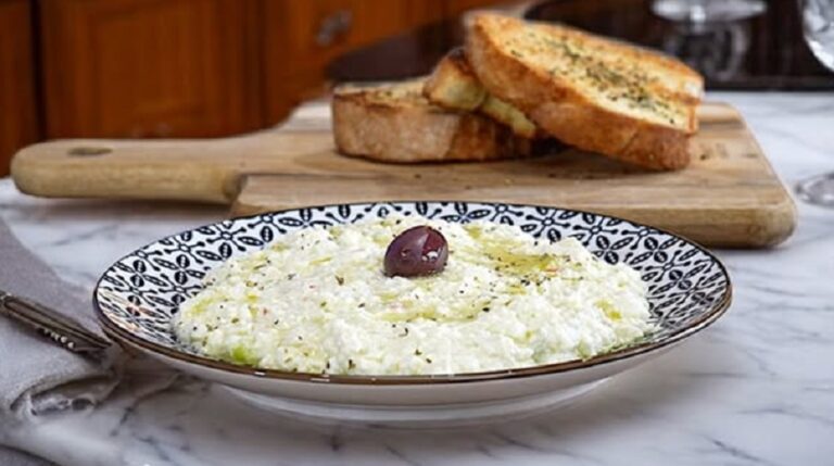 Τυροκαυτερή ταβέρνας, πικάντικη και κρεμώδης!