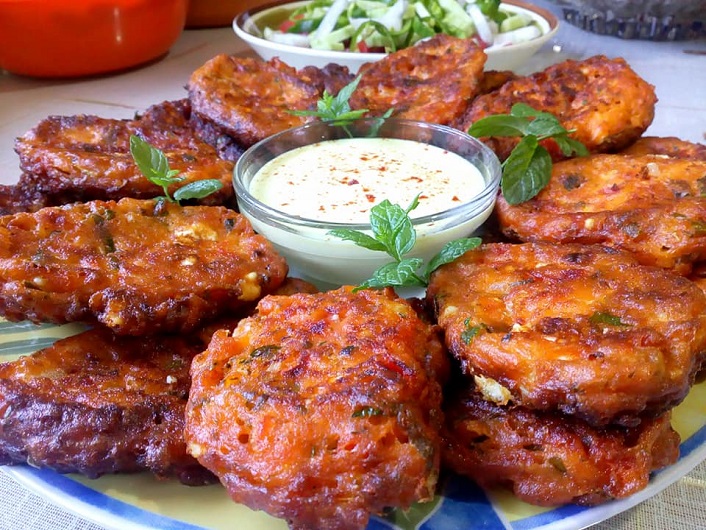 Τοματοκεφτέδες με σως γιαουρτιού!