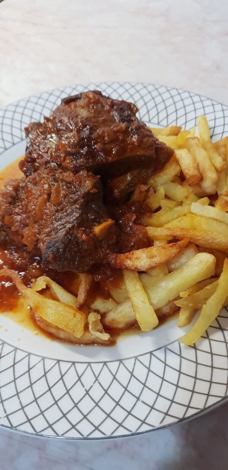 Βιτούλα κοκκινιστή με τηγανιτές πατάτες