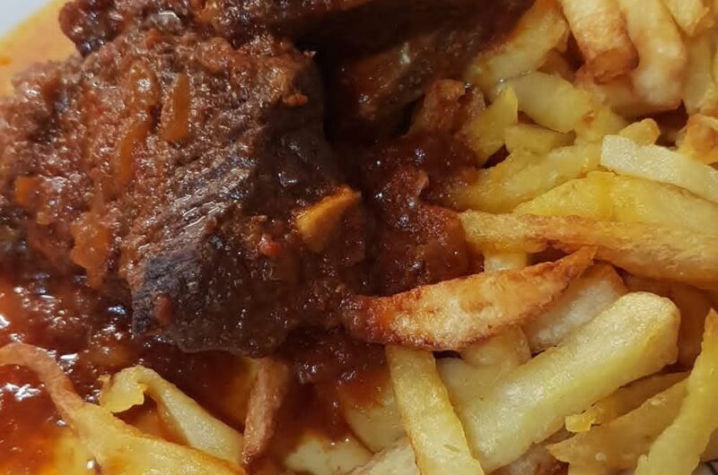 Βιτούλα κοκκινιστή με τηγανιτές πατάτες