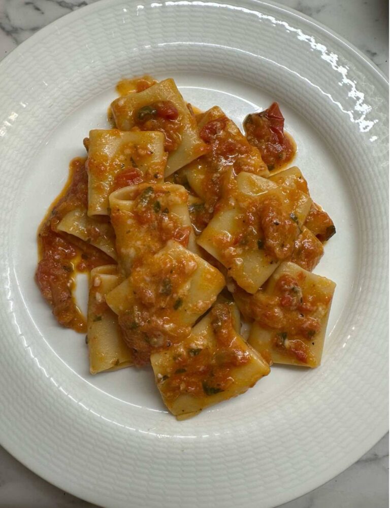 Ζυμαρικά με σάλτσα τομάτας απλή, γρήγορη και νόστιμη συνταγή!