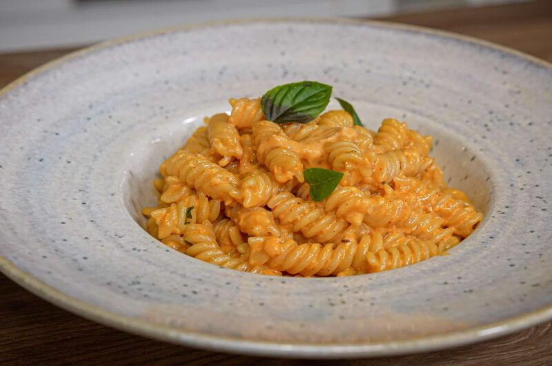 Υπέροχα κρεμώδη ζυμαρικά με σκόρδο, μπούκοβο και κρέμα γάλακτος