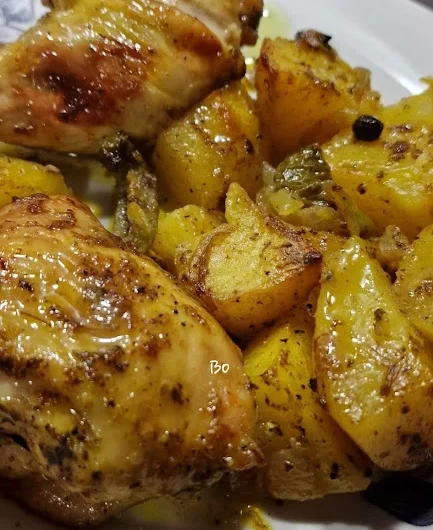 Κοτόπουλο με πατάτες, μαριναρισμένο στο φούρνο