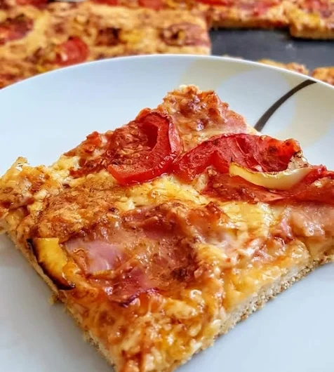 Τραγανή ζύμη πίτσας με τρία υλικά